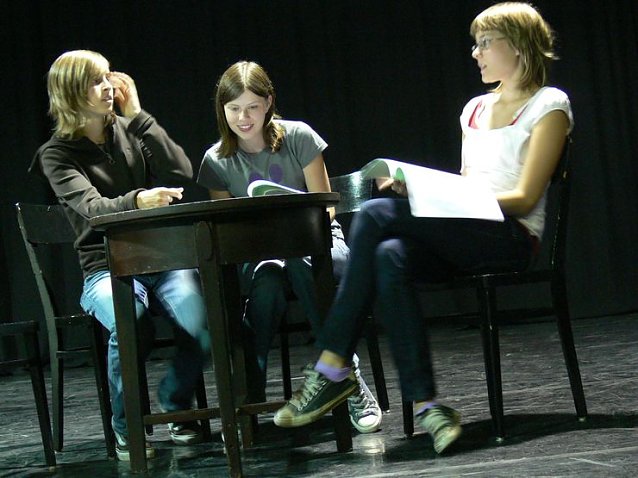 Bild: Theaterjugendclub mit Urauff&uuml;hrung