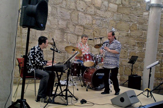 Bild: Die Klezmer-Gruppe OKNA aus Dresden