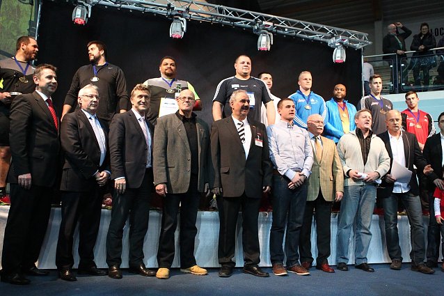 Bild: Die Athleten und die Sponsoren