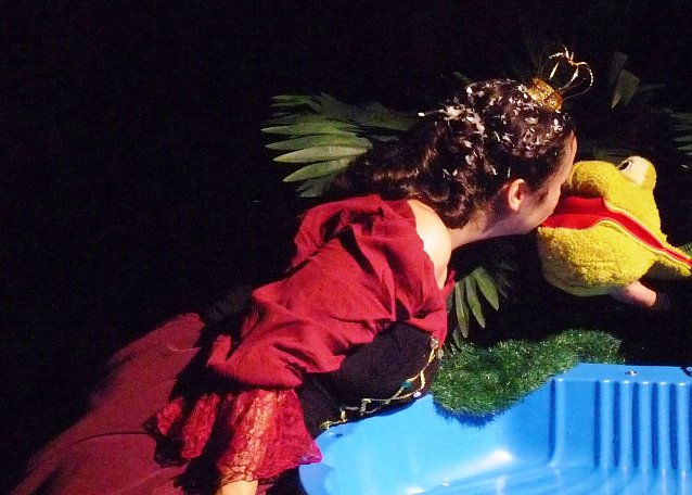 Bild: Anna k&uuml;sst den Frosch