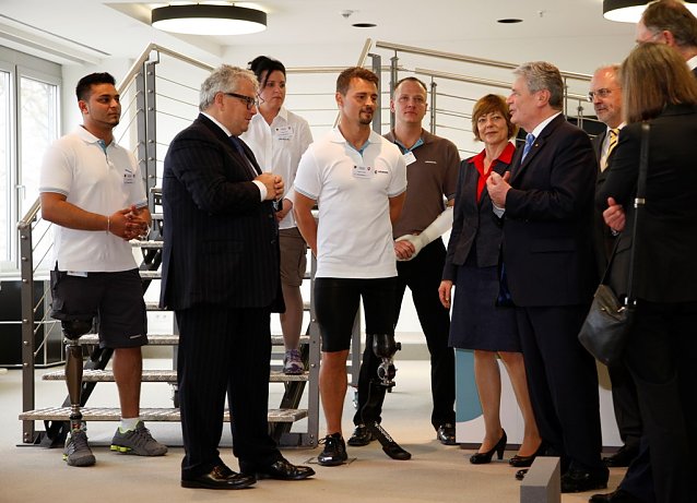 Bild: Joachim Gauck zu Besuch bei Ottobock
