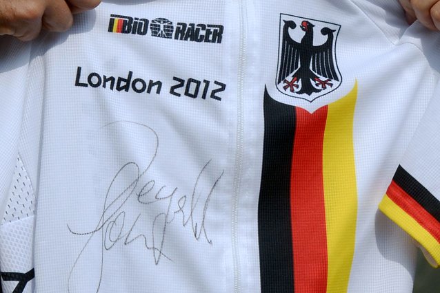 Bild: Trikot wird versteigert
