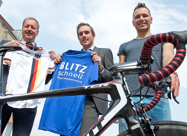 Bild: nnenminister J&ouml;rg Geibert bekam prominenten Besuch: die Radsportler John Degenkolb und Marcel Barth.