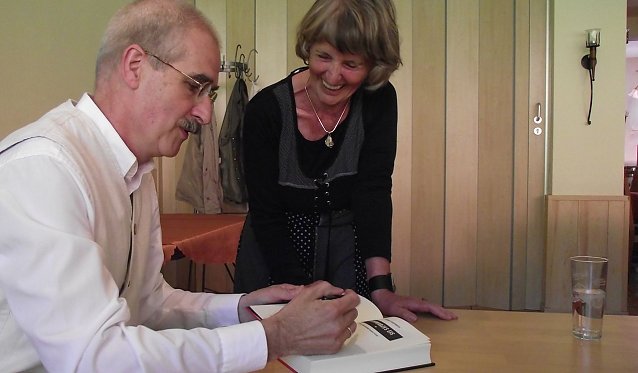 Bild: Lochthofen signiert sein Buch