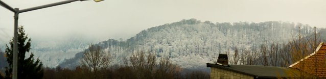 Bild: Der Harz am Freitagvormittag. Der Winter breitet seine F&uuml;hler aus und die Wolken h&auml;ngen so tief, dass die Spitzen in diesen verschwinden.