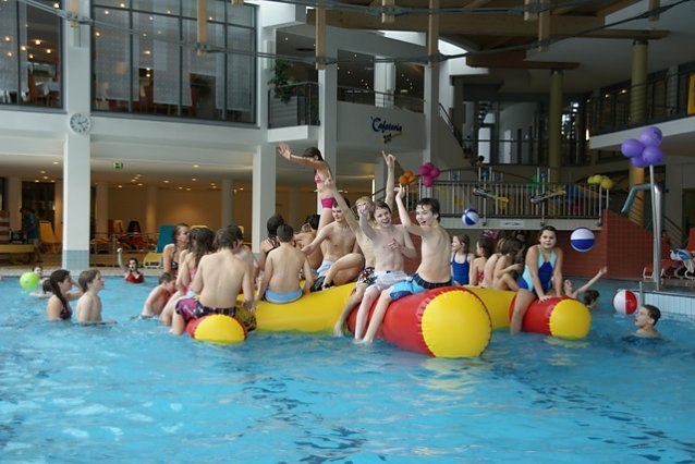 Bild: Pool-Party im Vitalpark