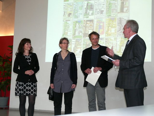 Bild: Gerd Rienhardt gratuliert den Siegern. Links Heike Roos