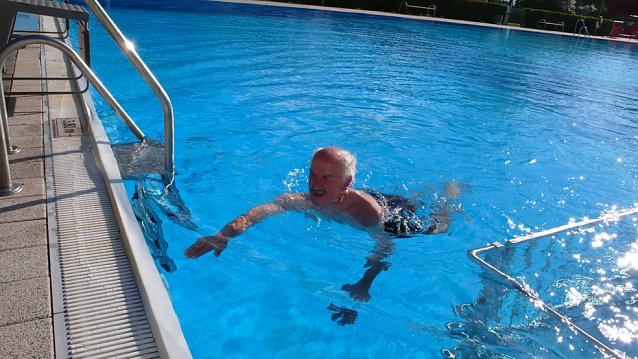 Bild: Immer am Ball, manchmal auch im Wasser