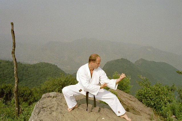 Bild: Joachim Retzek beim Training in den Bergen um Shaolin