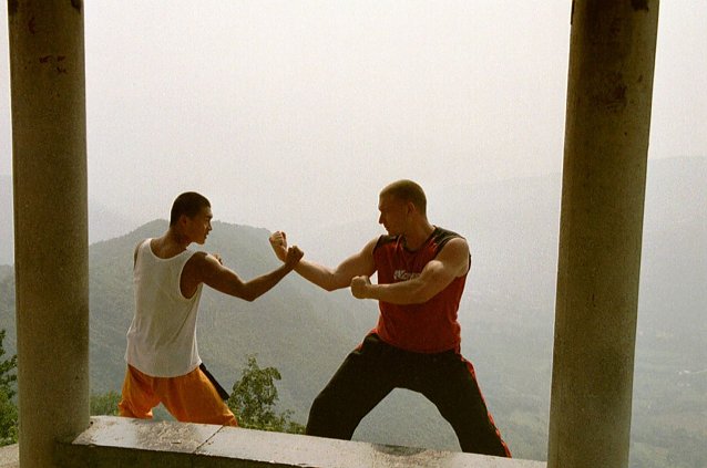 Bild: Domenic Hesse mit einem Shaolin M&ouml;nch beim Training in den Bergen um Shaolin