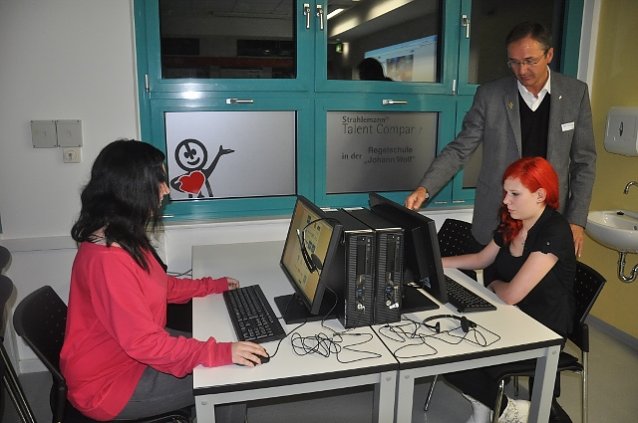 Bild: Sch&uuml;lerinnen entdecken die M&ouml;glichkeit des eigens eingerichteten PCs (im Hintergrund Matthias Krieger)