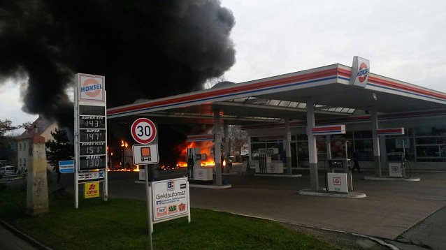 Bild: Feuer an der Tankstelle