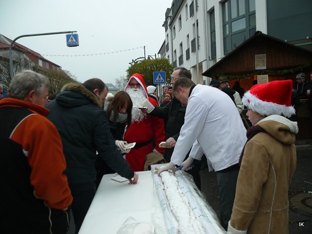 Bild: Anschneiden des Weihnachtsstollens