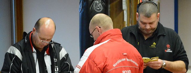 Bild: Konzentrierte Beratung von Trainer und Betreuerteam