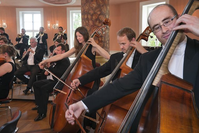 Bild: der Solobassist des Loh-Orchesters im After-Work-Konzert am 24. M&auml;rz im Theater Nordhausen