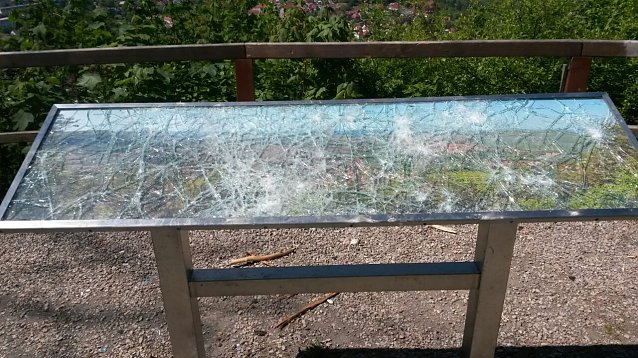 Bild: Schautafel zerst&ouml;rt