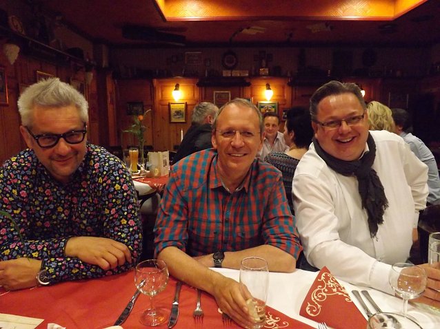 Bild: Jens Laa&szlig; und Maik Scholkowskiy (v. l.) von der ARGE M&uuml;hlh&auml;user Pflaumenbl&uuml;te und Sponsor Axel Mosig beim Dankesch&ouml;nabend im Vorfeld des Festes.