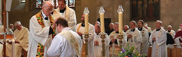 Bild: Handauflegung der Priester