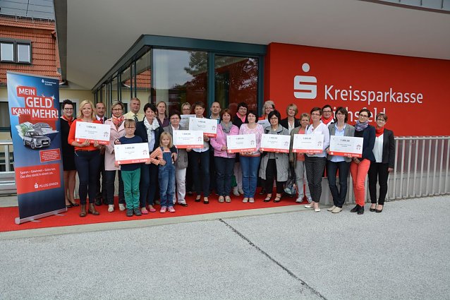 Bild: Spenden&uuml;bergabe bei der Kreissparkasse