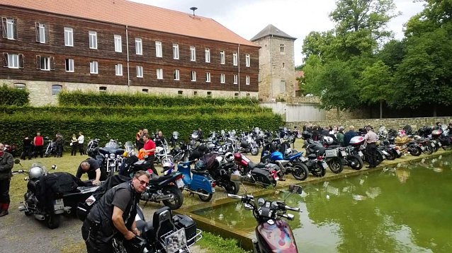 Bild: Pfarrer segnen Motorradfahrer