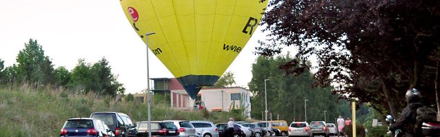 Bild: Ballon landet neben der Kirche