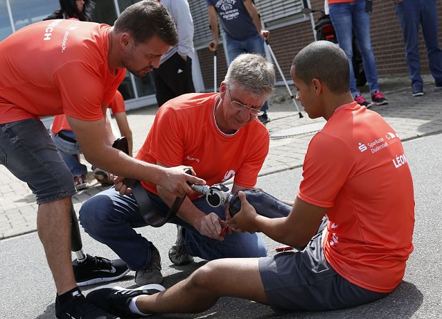 Bild: Heinrich Popow, Orthop&auml;dietechniker Markus Goldmann und Leon Sch&auml;fe