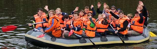 Bild: Mit dem Schlauchboot unterwegs