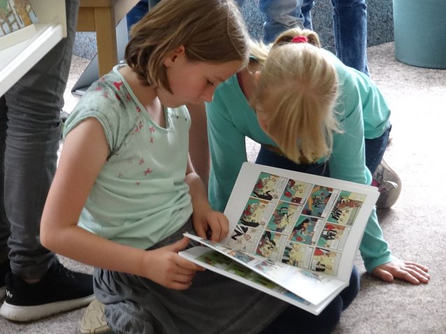 Bild: Kinder lesen