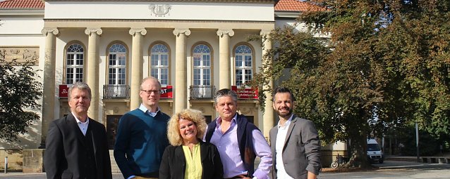 Bild: Neues Team f&uuml;r Theater und Loh-Orchester (v.l.:) Intendant Daniel Klajner, Christian Georg Fuchs, Anette Leistenschneider, Markus L. Frank und Ivan Alboresi