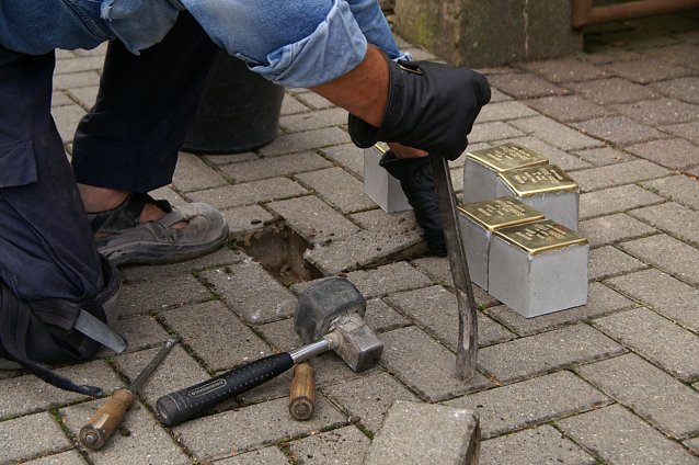 Bild: Verlegung von Stolpersteinen