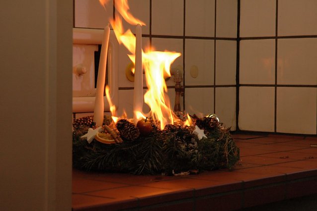 Bild: Advent, Advent ein Lichtlein brennt - Vorsicht mit Kerzenlicht zur Weihnachtszeit