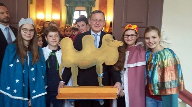 Bild: Ministerpr&auml;sident und Sternsinger 