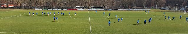 Bild: Blick auf den Platz - beide Teams machen sich warm