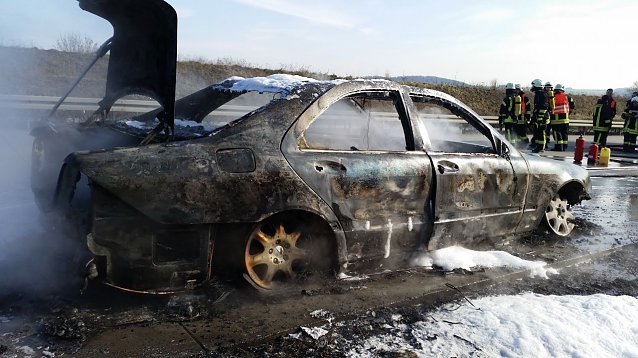 Bild: Vollsperrung auf der A38 wegen eines Fahrzeugbrandes
