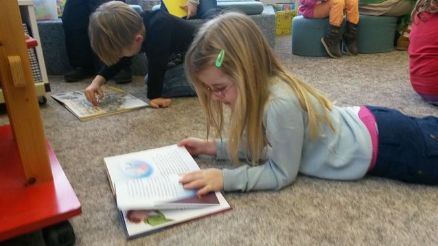 Bild: Zu Besuch in der Bibliothek