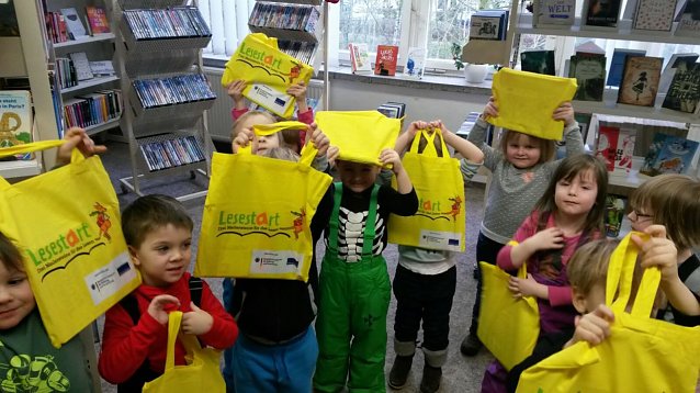 Bild: Zu Besuch in der Bibliothek