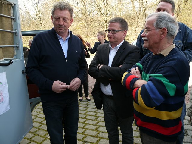Bild: Gerhard Bause erkl&auml;rt den Barkas
