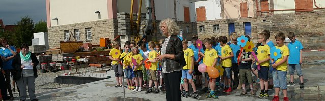 Bild: Architektin Dr. Anke Schettler bei der Grundsteinlegung