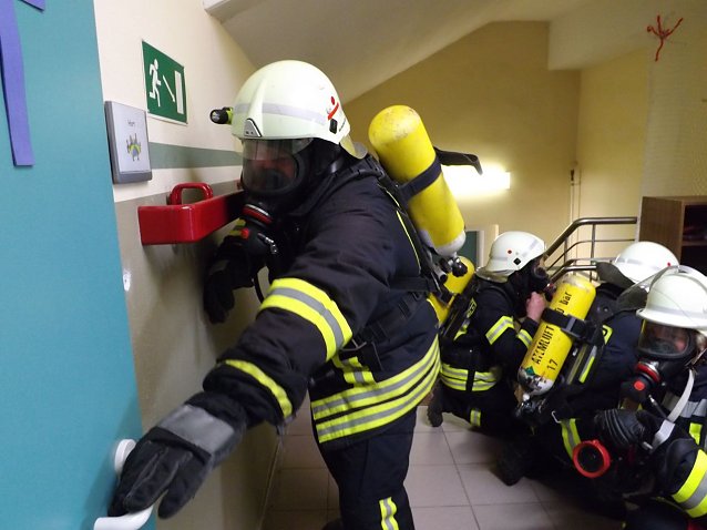 Bild: Feuerwehr&uuml;bung in der Grundschule