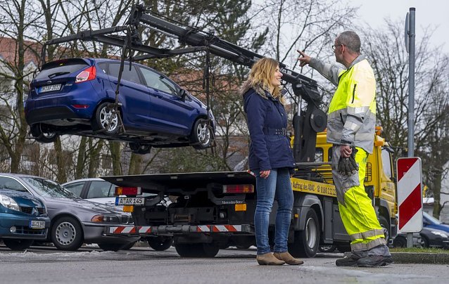 Bild: Sicherer Umgang mit Seil und Haken ADAC-Tipps f&uuml;r das Abschleppen von Autos