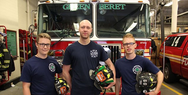 Bild: Die drei Kameraden vor FDNY-L&ouml;schfahrzeug 60
