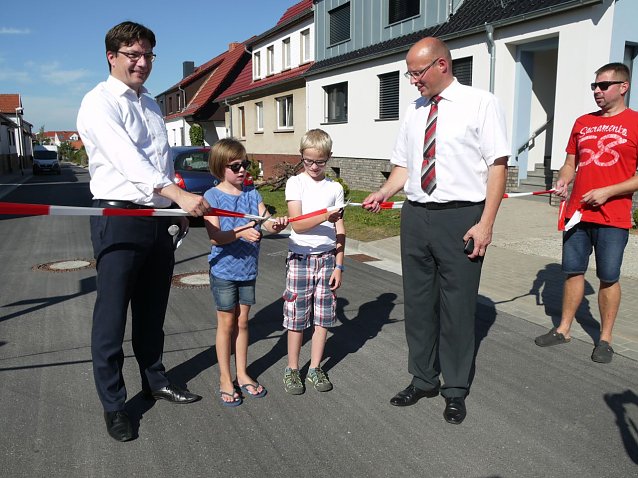 Bild: Pauline und Luka beim Banddurchschnitt