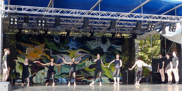 Bild: Das Ballett TN LOS!, das schon beim Theaterfest das Publikum begeisterte (Foto), stellt sich in der gro&szlig;en Ballettgala am 24. September dem Publikum tanzend und in Interviews vor
