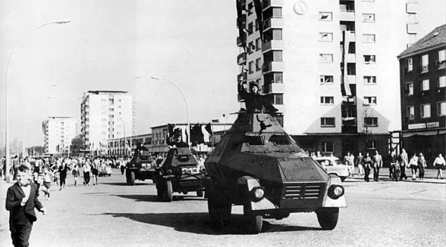 Bild: Parade zum 12. Jahrestag der DDR in Eisenh&uuml;ttenstadt