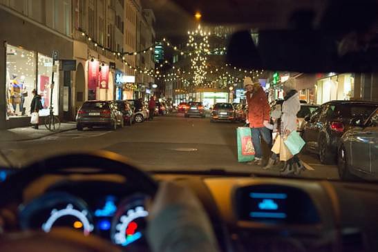 Bild: Zu Fu&szlig; in der Stadt unterwegs