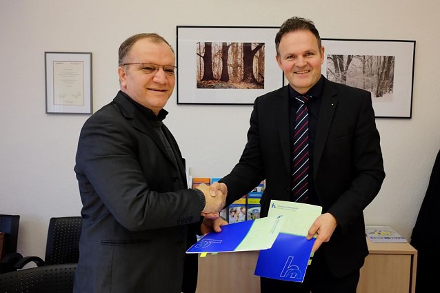 Bild: HSN-Pr&auml;sident, Prof. Dr. J&ouml;rg Wagner, und der Pr&auml;sident der Azad University South Tehran Branch, Prof. Dr. Behrouz Daneshian, unterzeichneten einen gemeinsamen Kooperationsvertrag