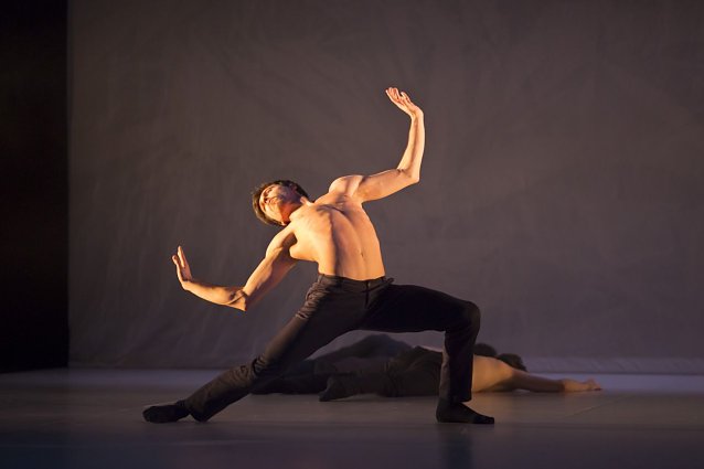 Bild: oshua Lowe in Pedro Lozano Gom&eacute;z� Choreographie in Die Seele erz&auml;hlt nicht, sie tanzt