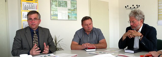 Bild: Arbeitsmarkt - Pr&auml;sentation in Leinefelde: Karsten Frob&ouml;se (li)