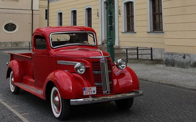 Bild: Bei den Dreharbeiten zu einem Film, der in der RoadOper Bonnie und Clyde verwendet wird, spielte in Weimar ein knallroter Oldtimer eine wichtige Rolle