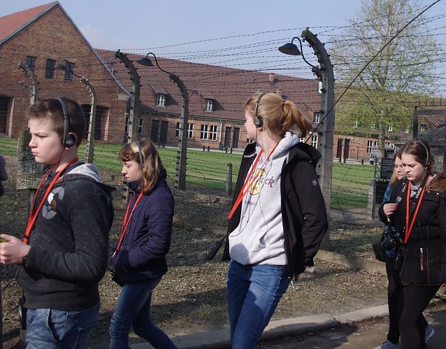 Bild: Jugendliche in der Gedenkst&auml;tte Auschwitz